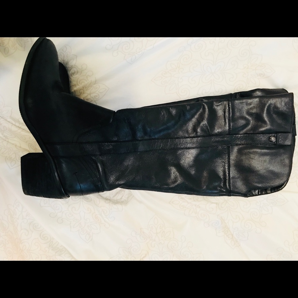 Beautiful Vince Camuto zip up leather boots